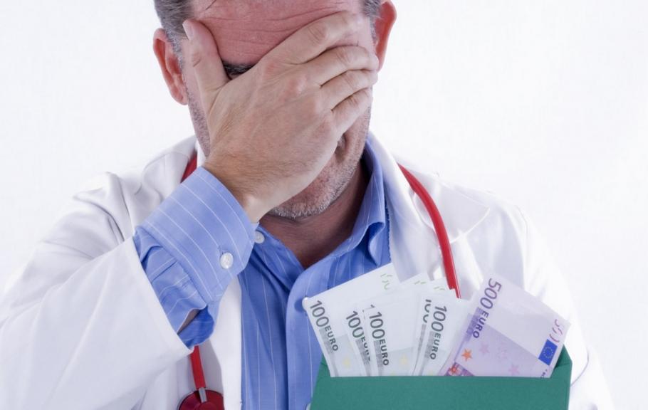 Medici din Cluj, trimişi în judecată pentru luare de mită de la zeci de persoane Medici din Cluj, trimişi în judecată sub control judiciar