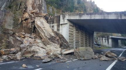 Cădere de pietre pe Transfăgărăşan, pe porţiunea dintre Cârţişoara şi Bâlea Cascadă