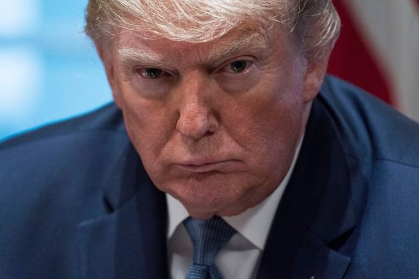 Trump este acuzat de comiterea a două infracţiuni