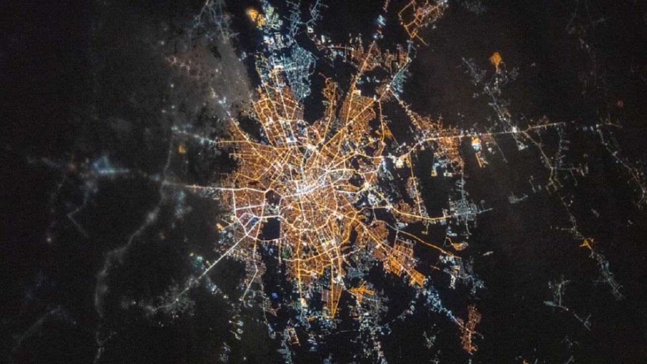 Oraşul Bucureşti, fotografiat din înaltul cerului de astronauţii NASA Oraşul Bucureşti, extrem de luminat de sărbători
