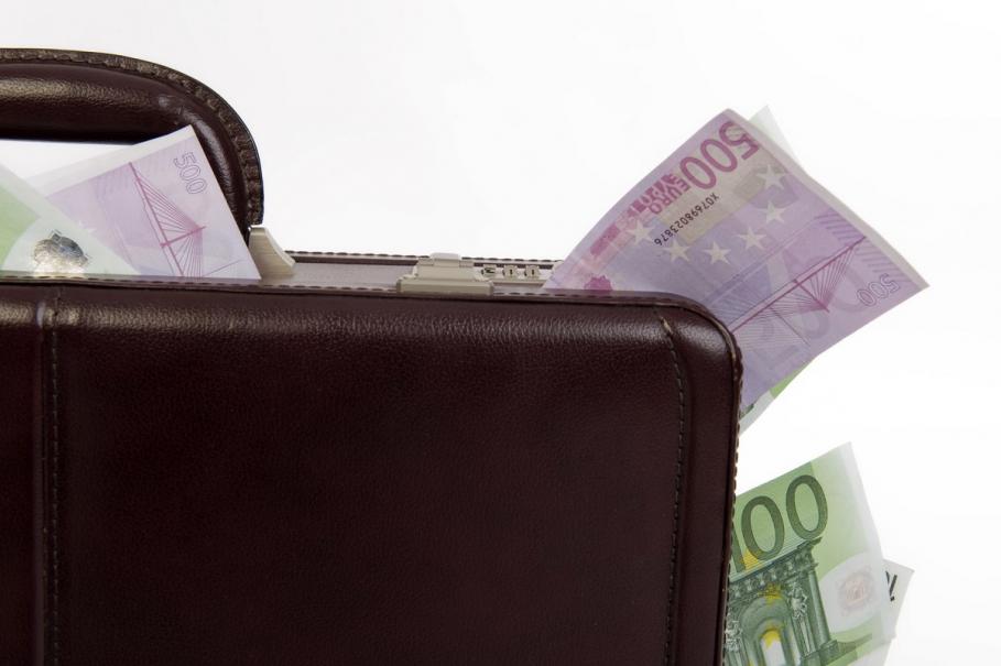 Fost director de la Hidrocentrale Bistriţa, trimis în judecată pentru mită de milioane Fostul director de la Hidrocentrale Bistriţa, trimis în judecată alături de alţi doi inculpaţi