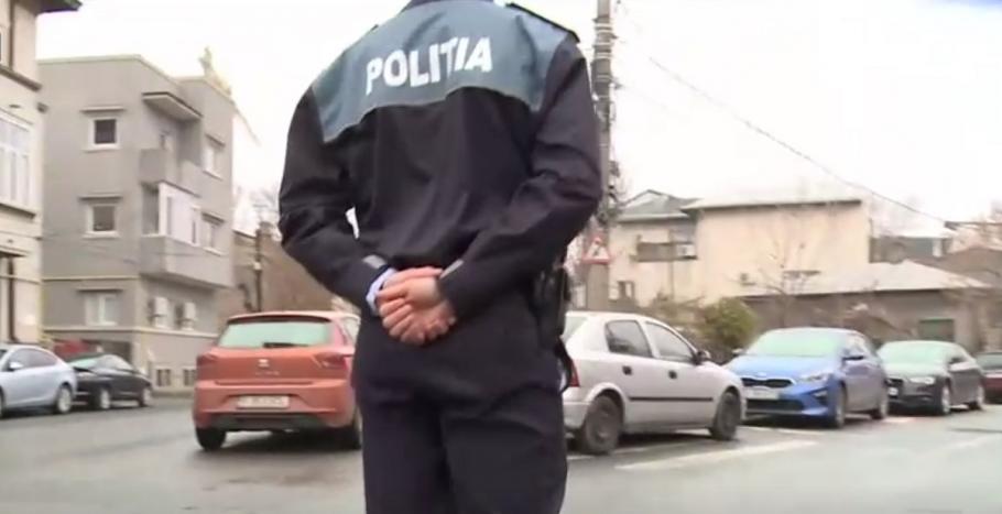 politist pe strada Poliţist pe stradă tremură de frig în uniforma de vară