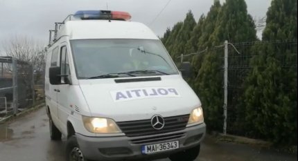 Un bărbat trage la ţintă, în poligonul Zip Escort