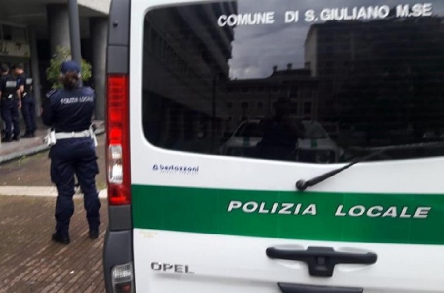 Patru români prinşi când furau mai multe haine sport dintr-un centru comercial din Italia Trei dintre românii prinşi la furat au fost încarceraţi