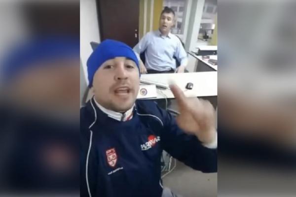 Tânărul a filmat momentul în care este încătuşat de poliţie, într-o secţie din Gura Humorului