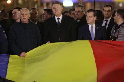 Klaus Iohannis și Ludovic Orban la marșul de comemorare a Revoluției