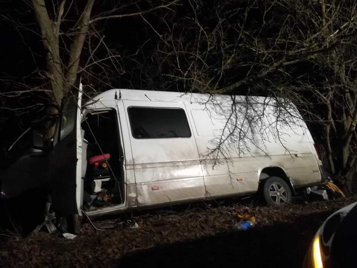 Un mcrobuz plin cu români care se întorceau acasă de Sărbători s-a făcut praf într-un copac, în Neamţ