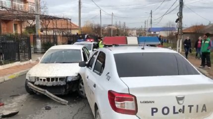 În momentul blocării, bărbatul a avariat un autoturism parcat și o autospecială a Poliției orașului Ovidiu