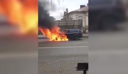 BMW în flăcări, pe o stradă din Iaşi