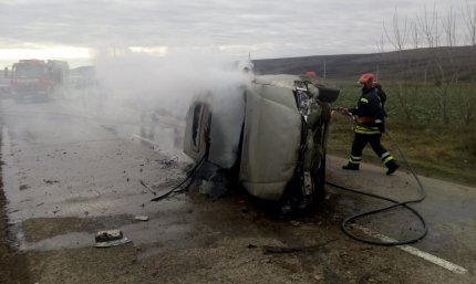 Maşina familiei s-a răsturnat şi a luat foc la Pogana - Bogeşti