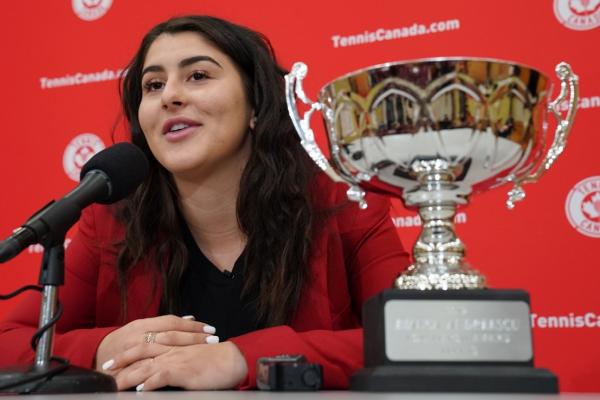 Bianca Andreescu, alături de premiu