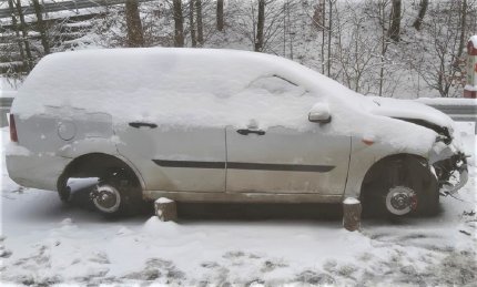 Hoţii au lăsat o maşină fără roţi, după o tamponare