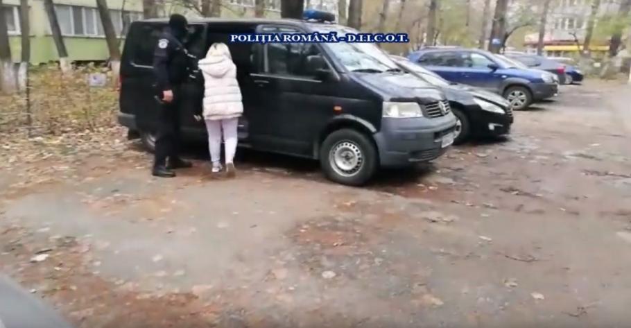 o femeie este băgată în duba poliţiei 15 persoane din București, Ilfov, Prahova, Galați, Iași, Olt și Ialomița şi-ar fi abuzat copiii minori