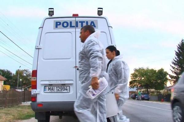 Criminalişti merg să efectueze cercetarea la faţa locului