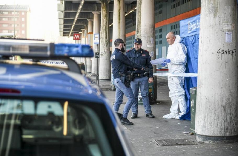 criminalisti cerceteaza moartea unui roman in italia Carabinierii şi criminaliştii fac cercetări la faţa locului, în afara staţiei de metrou Molino Dorino