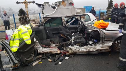 Fără permis, la volanul unui BMW, a provocat un accident cu 3 maşini