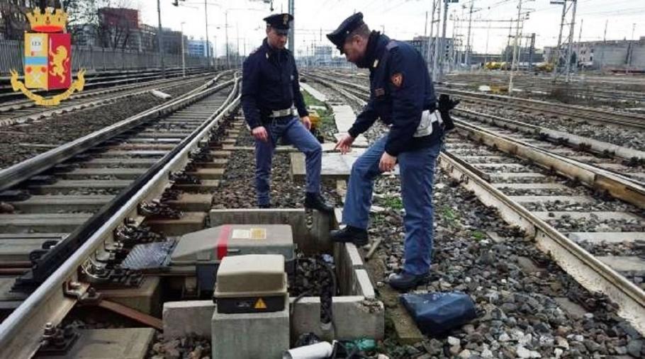 Un român a blocat circulaţia trenurilor în Italia, după ce a furat cablurile de cupru Român arestat după ce a furat cablurile de la o cale ferată