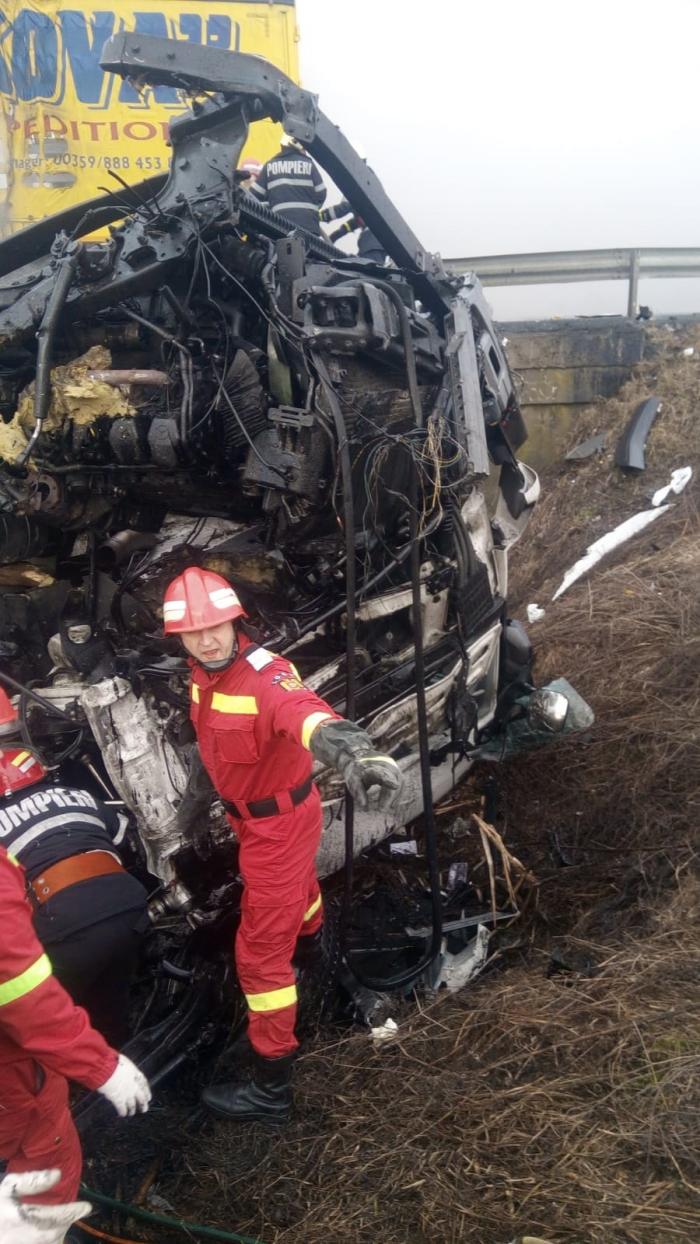 Doi şoferi de TIR au murit în Caraş Severin. Camioanele lor s-au ciocnit şi au luat foc