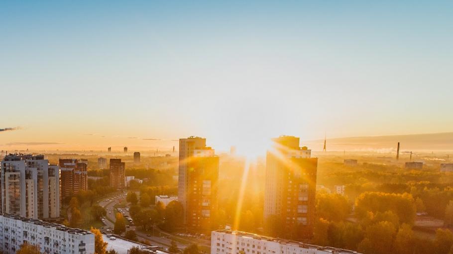 Soare în oraș Soare puternic într-o zi de iarnă într-un oraș