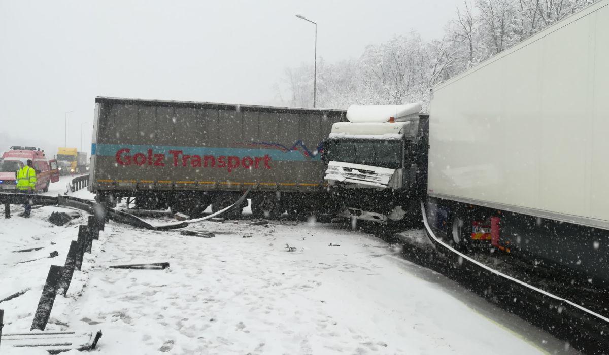 Accident cu două TIR-uri pe autostrada A1, în Sibiu