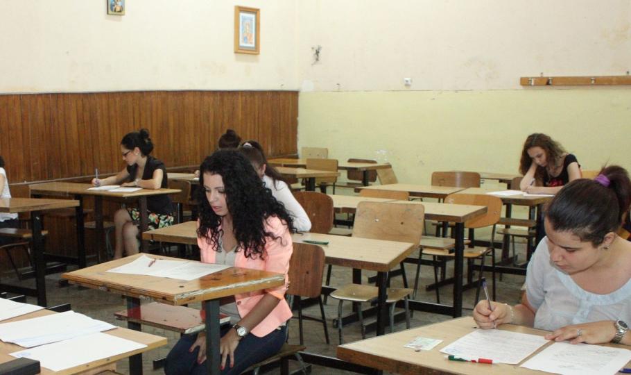 Elevi la Bac Elevi dau examenul de Bacalaureat