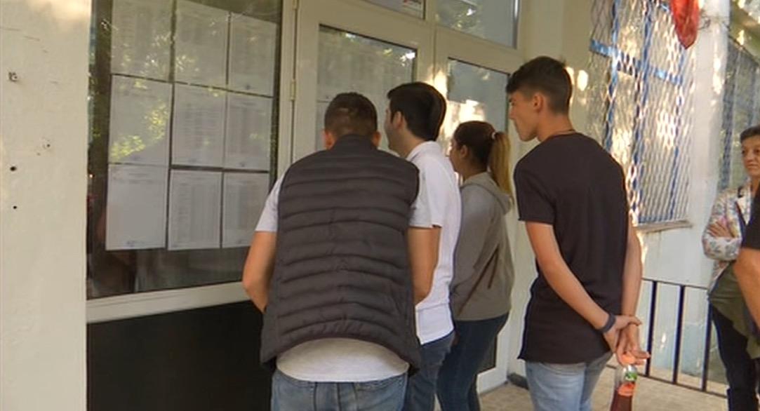 Elevi la Bacalaureat Elevi care au susținul examenul de Bacalaureat urmăresc rezultatele