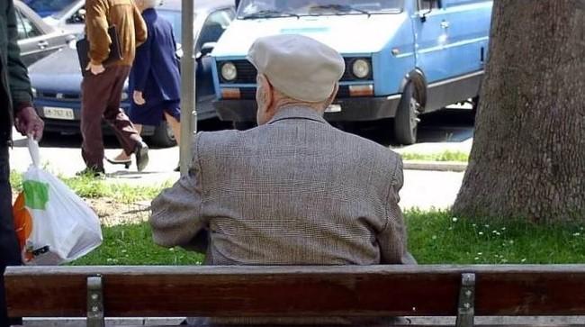 Pensionar Pensionar italian pe o bancă