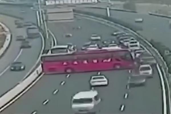 Autocarul întoarce pe o autostradă din China