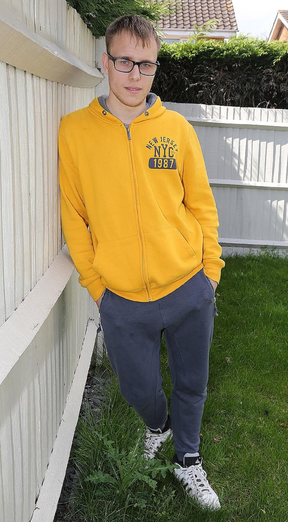 Alex, tânărul terorizat de iubită