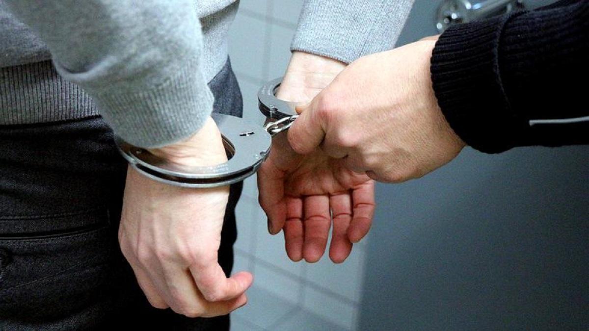 Tânărul a atacat şi un minor de 14 ani căruia i-a furat 50 de lei Adolescentul suspectat de tâlhărie a fost arestat pentru 30 de zile