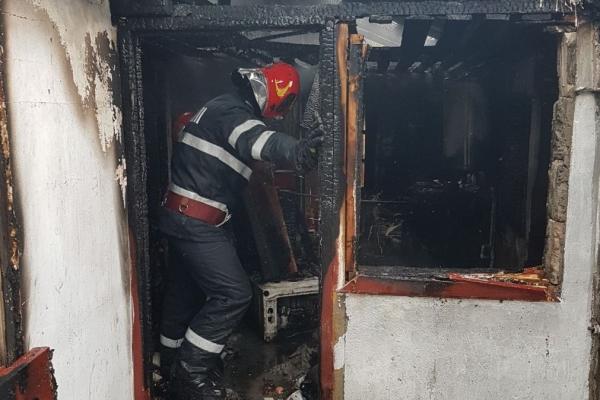Un băieţel de 4 ani şi surioara lui au murit, după ce televizorul a explodat în timp ce se uitau la desene animate (Video)