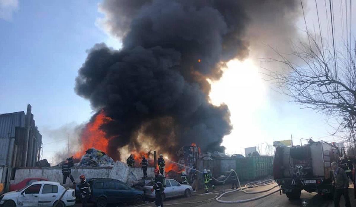 Mesaj Ro-Alert după un incendiu uriaş la un centru Remat din Afumaţi