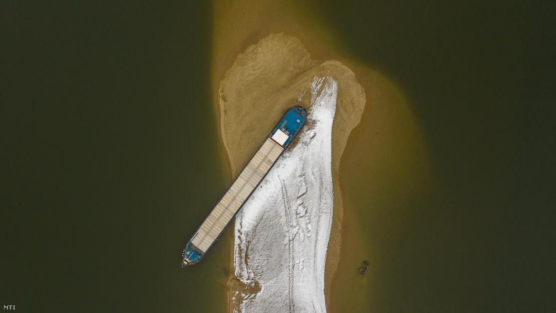 Nava împotmolită în nisip pe Dunăre