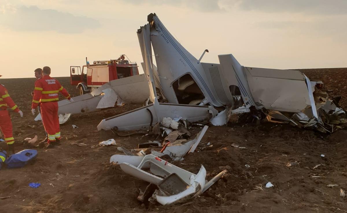 Avionul prăbuşit la Tuzla înconjurat de echipe de salvare