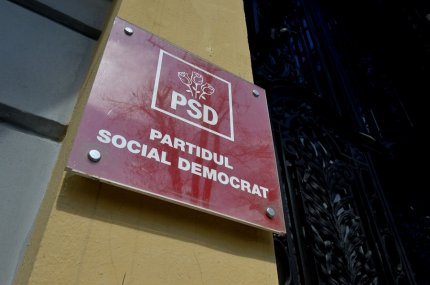 Sigla PSD la intrarea în sediul Partidului Social Democrat din Bucuresti