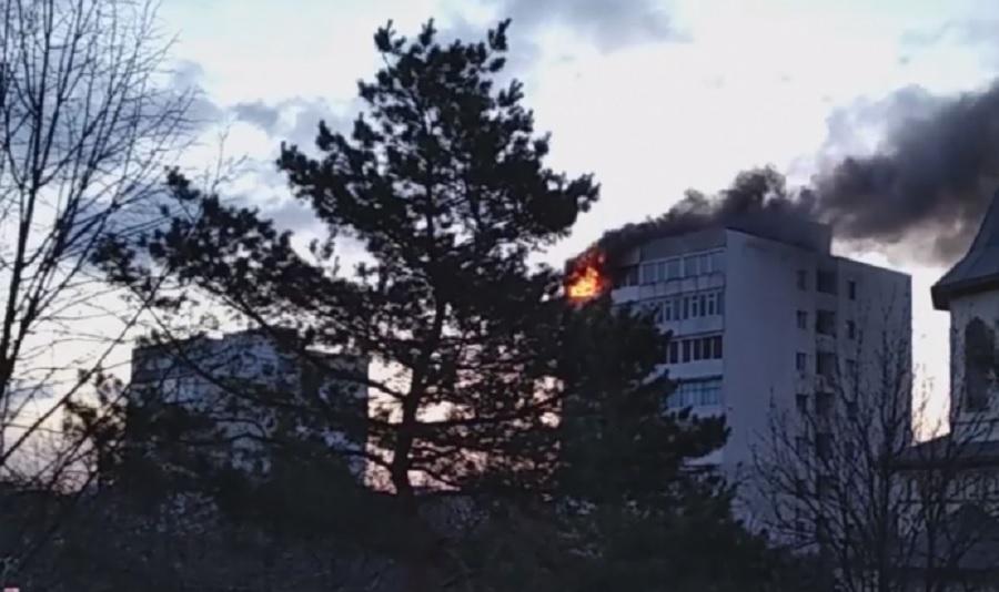 Incendiu Buzău Incendiu în Buzău, izbucnit într-un apartament de la etajul 9 a unui bloc din municipiu