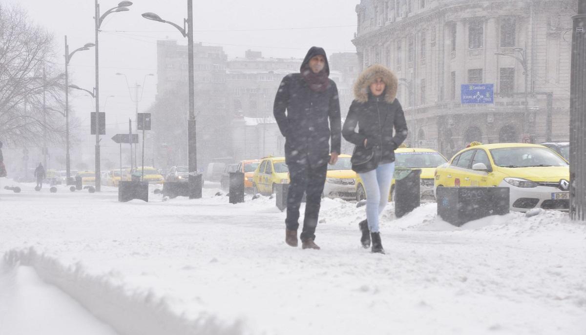 Oameni pe stradă în vreme de iarnă în București
