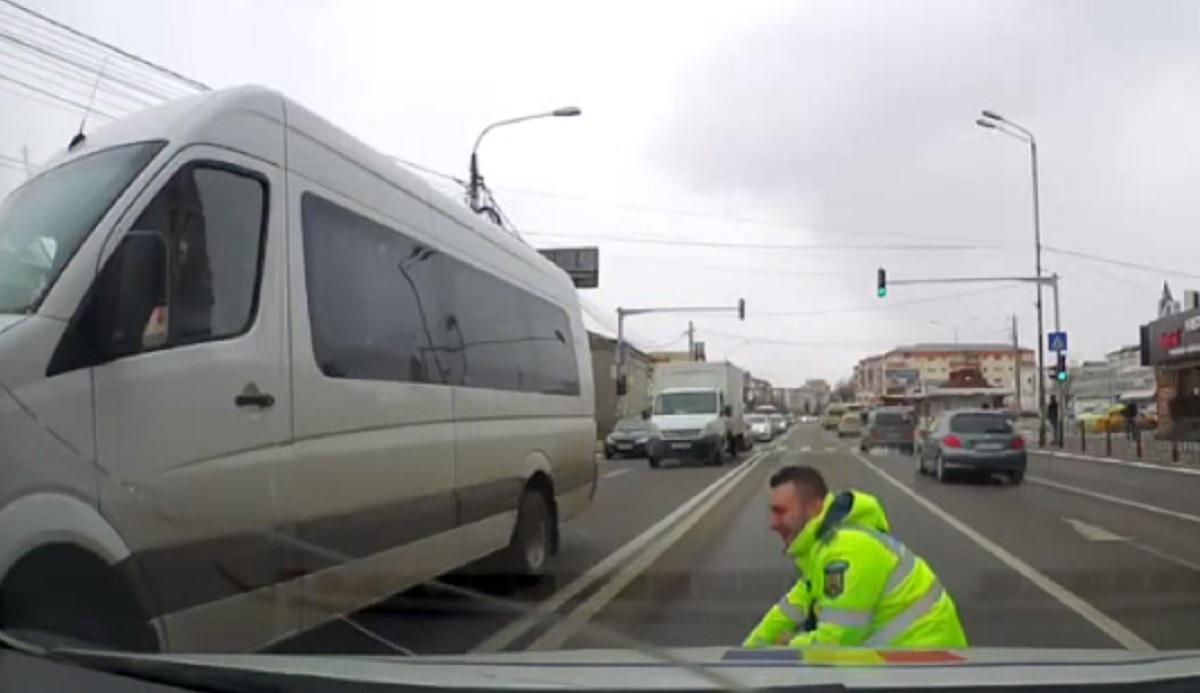 Căţeluş salvat de poliţist Căţeluşul era speriat şi încerca să traverseze