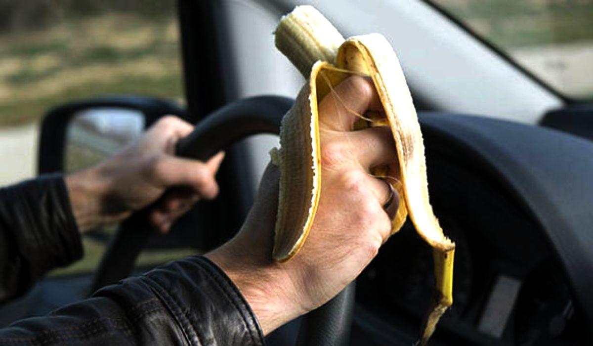 Un şofer a primit o amendă de 80 de euro pentru că a mâncat o banană la volan