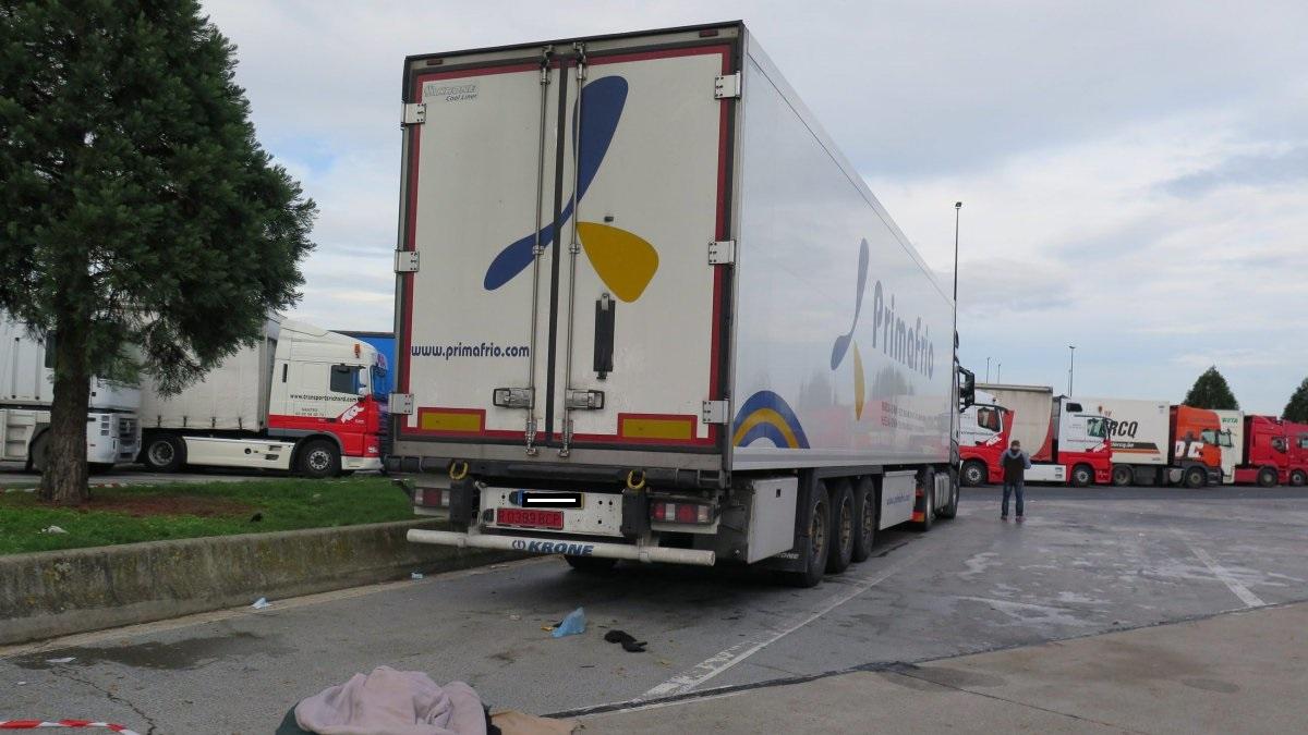 Nouă migranţi îngheţaţi în camion românesc Şoferul român a fost audiat