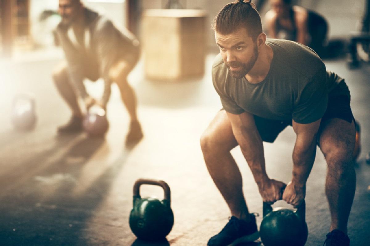 Bărbat în sala de sport Greşeli pe care le faci la sport