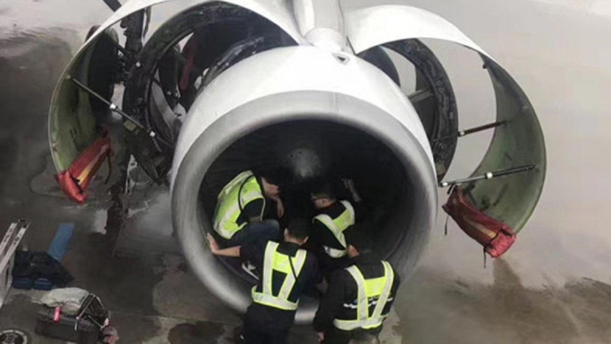Lucrători la motorul unui avion Bărbatul călătorea alături de soţia sa şi fiul de doar un an