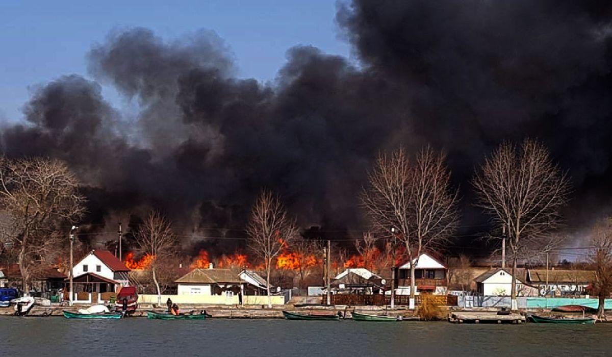 incendiu delta dunarii Incendiu devastator în Delta Dunării. Sute de hectare din rezervaţie au fost cuprinse de flăcări