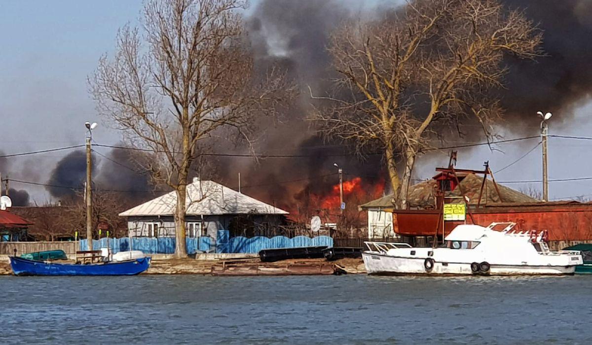 Incendiu pe sute de hectare în Sulina şi întreg judeţul Tulcea
