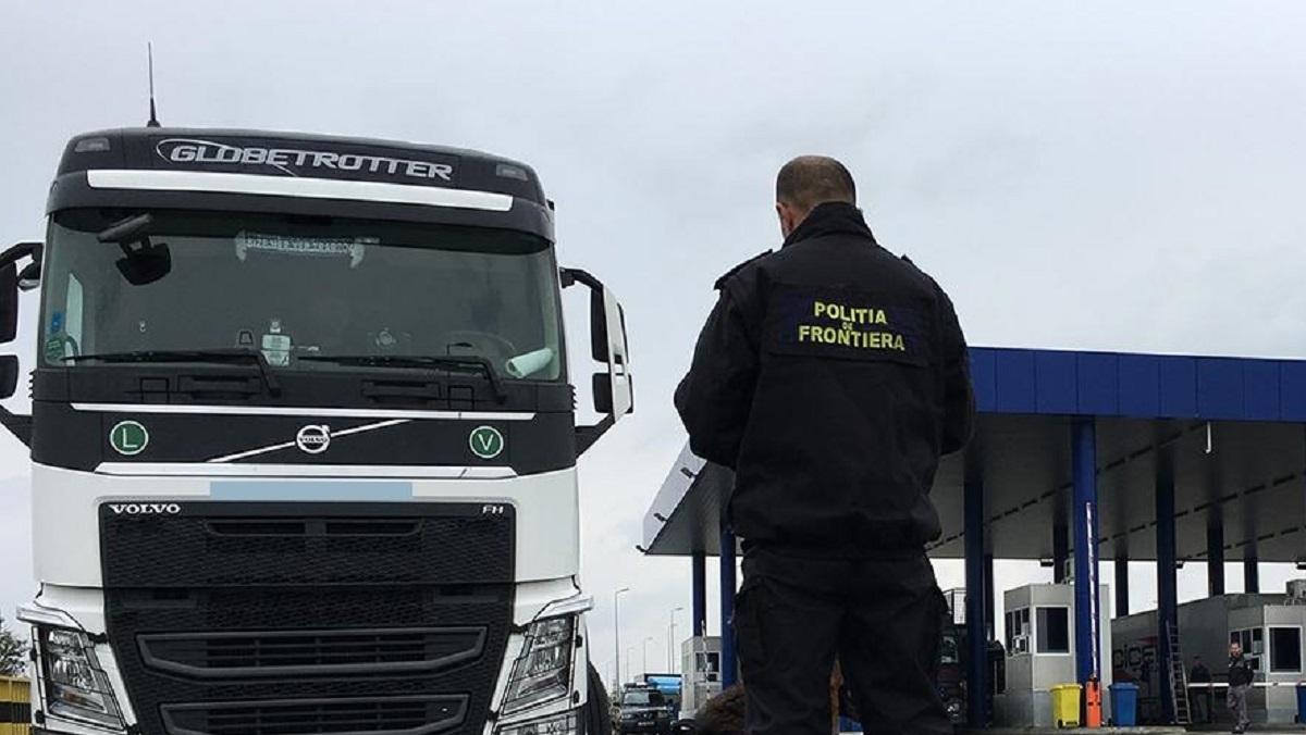 Șofer de TIR, prins de polițiștii de frontieră cu marfă de contrabandă Șofer prins cu votcă în TIR