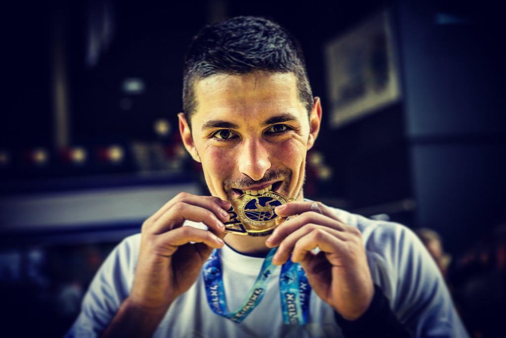 Novak Boskovici mușcă dintr-o medalie