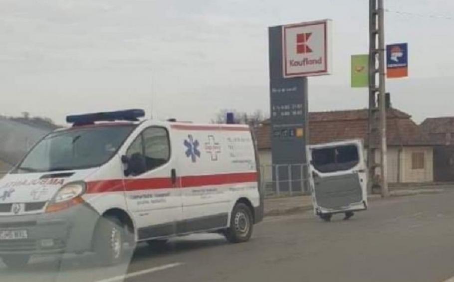 O ambulanta a rămas fără ușa din spate, la Turda O ambulanta a rămas fără ușa din spate, la Turda