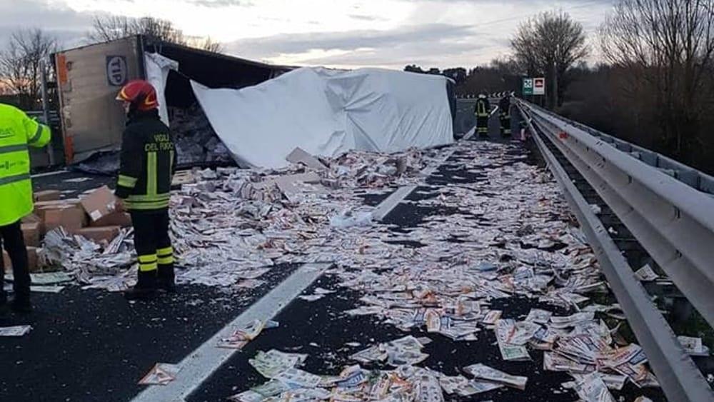 Autostradă din Italia, blocată de un sofer român de TIR cu pliante și broșuri