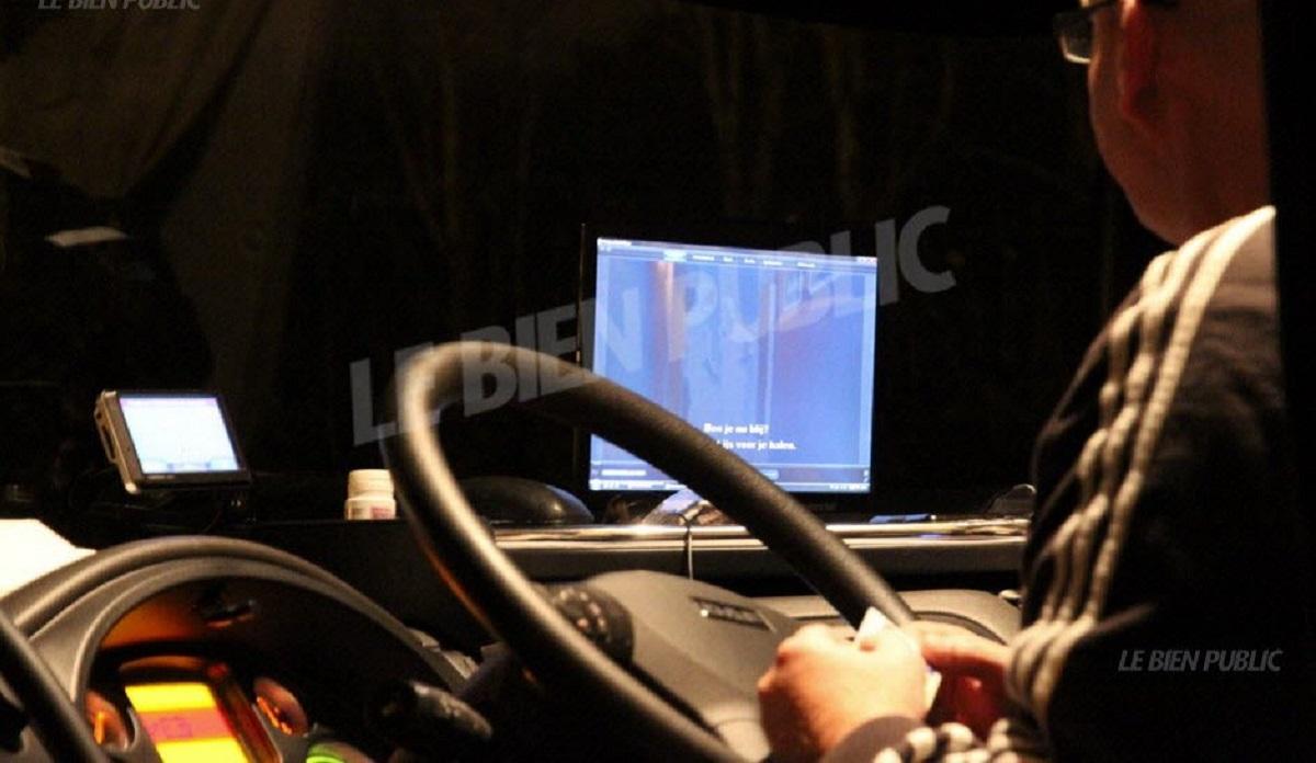 Şoferi români de TIR conduc uitându-se la filme