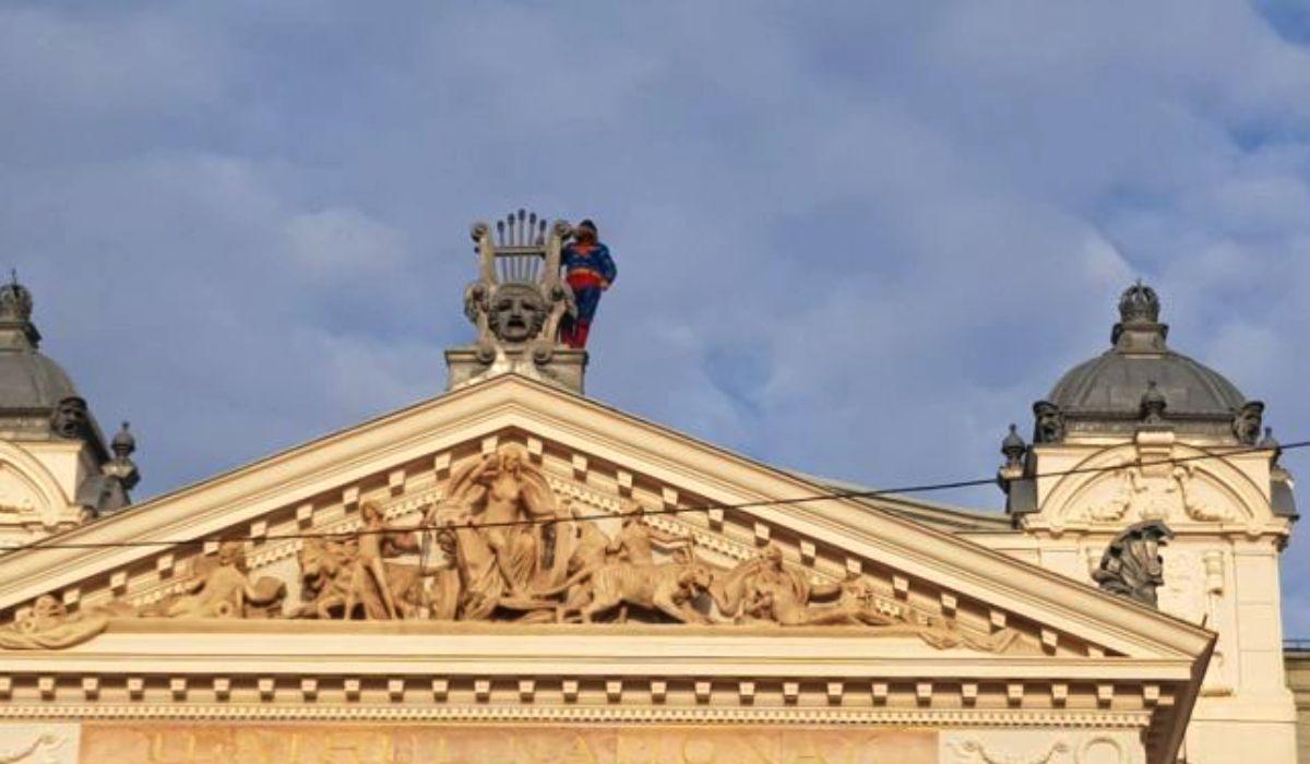 Un bărbat îmbrăcat în Superman ameninţă că se aruncă de pe Teatrul Naţional din Iaşi